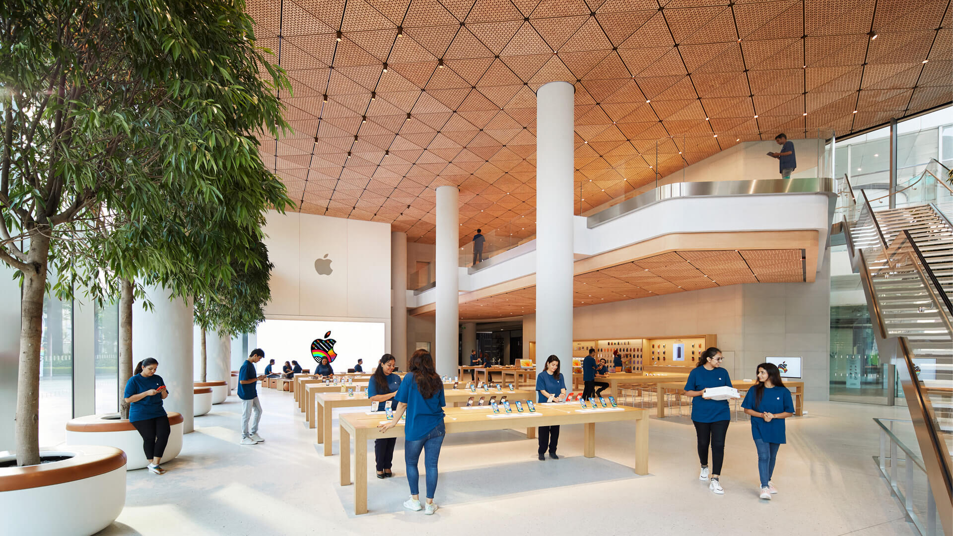 Apple-BKC-Mumbai-India-media-preview-interior